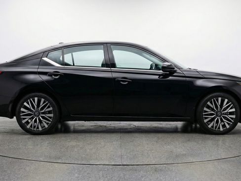 Used 2025 Nissan Altima 2.5 SV image 11