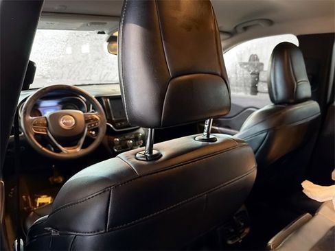 Used 2022 Jeep Cherokee Limited image 9