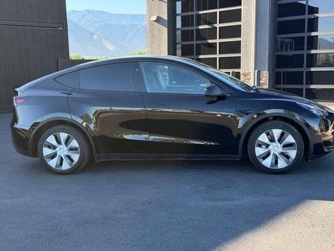 Used 2023 Tesla Model Y Long Range AWD/4WD image 3