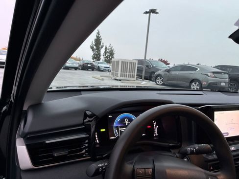 Used 2025 Toyota Camry LE image 32