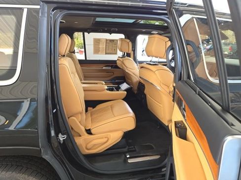 Used 2022 Jeep Grand Wagoneer Series III image 57