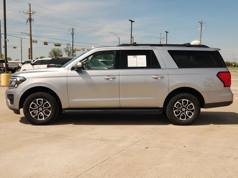 Used 2024 Ford Expedition Max XLT image 3