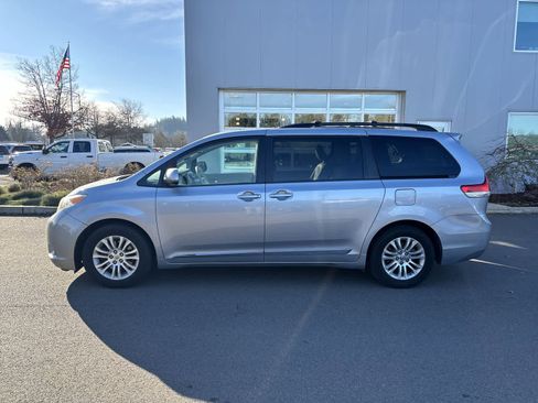 Used 2013 Toyota Sienna XLE image 2