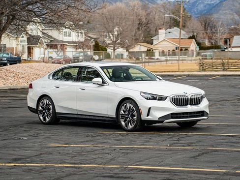 Used 2025 BMW i5 xDrive40 w/ Premium Package image 3