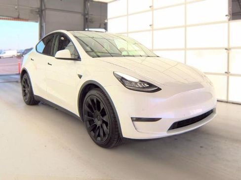 Used 2022 Tesla Model Y Long Range AWD/4WD image 3