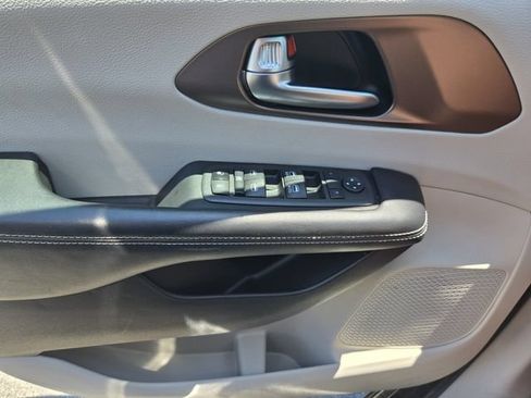 Used 2022 Chrysler Voyager LX FWD image 32