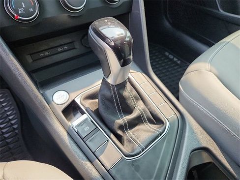 Certified 2022 Volkswagen Taos SE w/ Panoramic Sunroof Package image 16