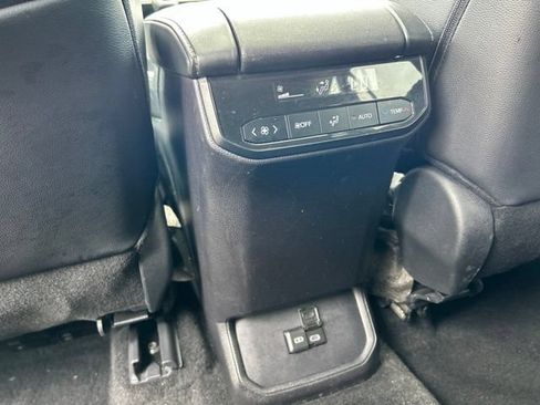 Used 2024 Toyota Highlander XLE AWD/4WD image 13