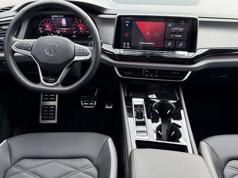 Used 2025 Volkswagen Atlas Peak Edition SE image 9