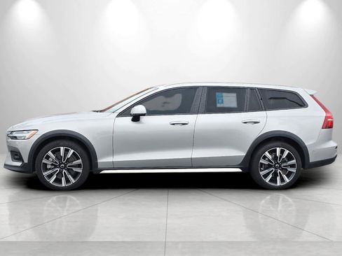 Used 2024 Volvo V60 B5 Cross Country Ultimate image 5