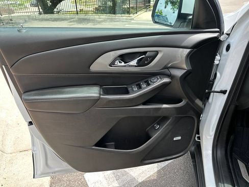 Used 2021 Chevrolet Traverse RS FWD image 19