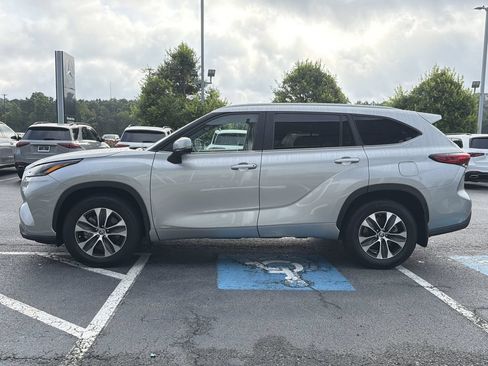 Used 2023 Toyota Highlander XLE AWD/4WD image 6
