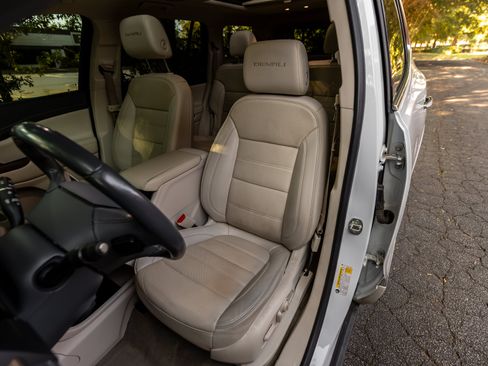 Used 2021 GMC Acadia Denali w/ Denali Technology Package FWD image 11