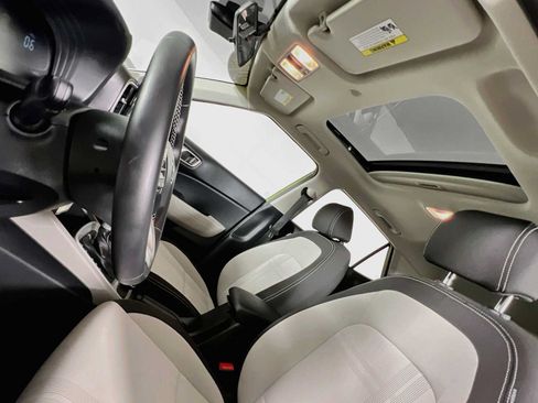 Certified 2023 Hyundai Venue SEL FWD image 22