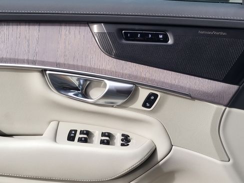New 2026 Volvo XC90 T8 Ultra w/ Protection Package Premier AWD/4WD image 16