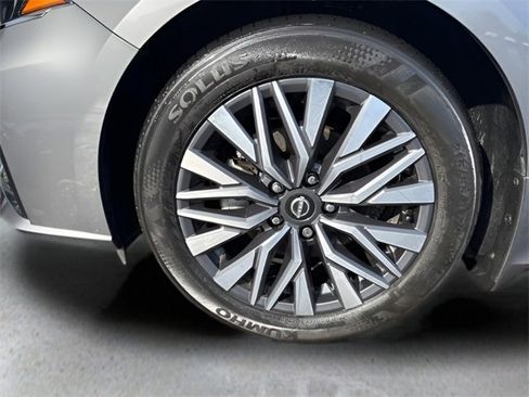 Used 2024 Nissan Altima 2.5 SV w/ SV Premium Package image 9