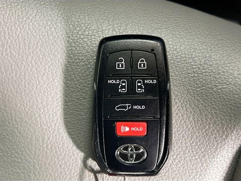 Used 2026 Toyota Sienna XLE FWD image 36