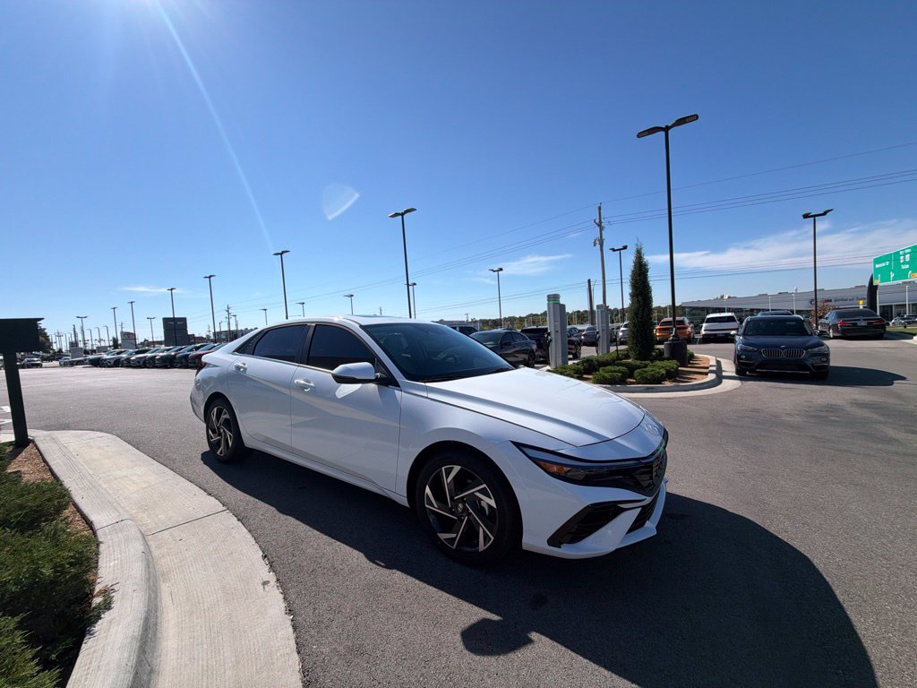 New 2026 Hyundai Elantra Limited FWD image 3