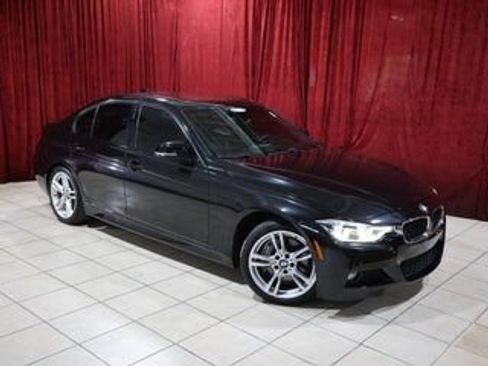 Used 2018 BMW 330i Sedan w/ M Sport Package RWD image 2