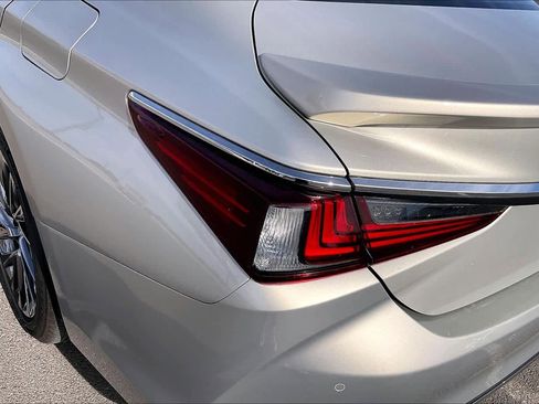 Used 2025 Lexus ES 300h w/ Accessory Package (Z2) FWD image 27