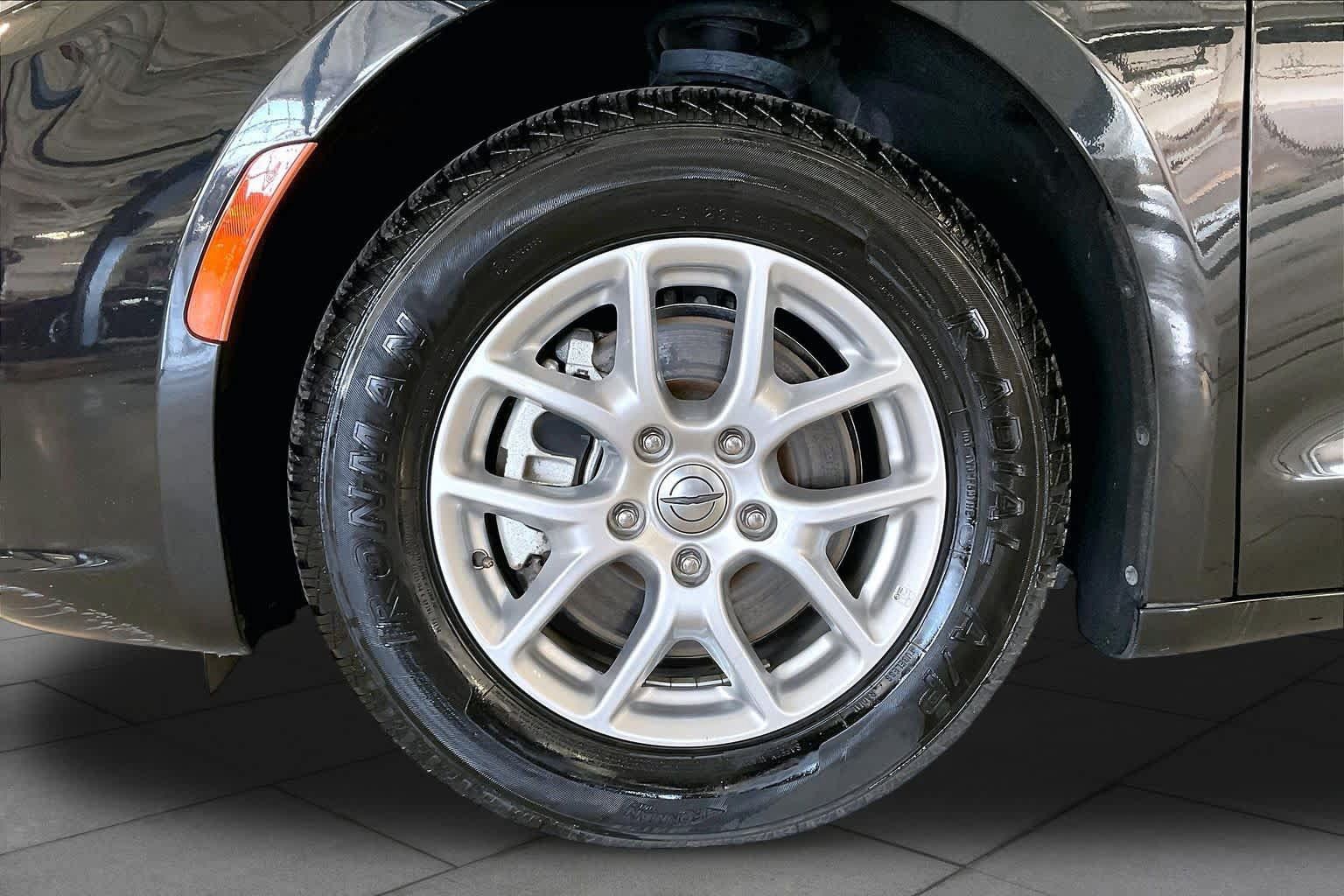 Used 2024 Chrysler Pacifica Touring-L FWD image 10