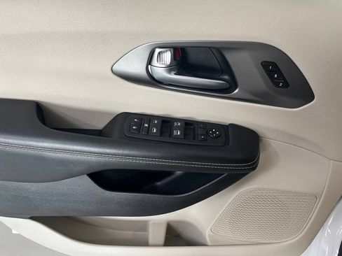 Used 2024 Chrysler Pacifica Touring-L FWD image 50