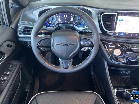 Used 2025 Chrysler Pacifica Limited image 18