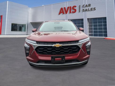 Used 2025 Chevrolet Trax LT w/ LT Convenience Package image 2