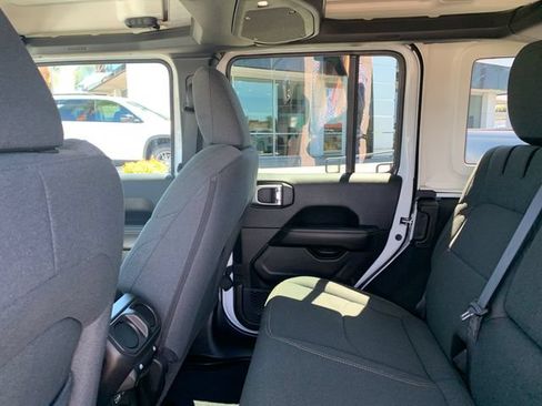Used 2025 Jeep Wrangler Unlimited Sahara AWD/4WD image 15