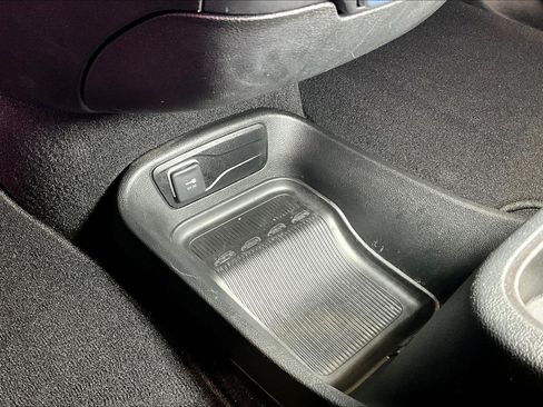 Used 2025 Chrysler Pacifica Select FWD image 17