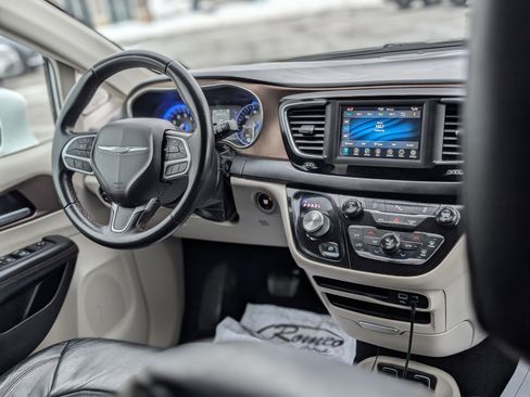 Used 2018 Chrysler Pacifica Touring-L image 16