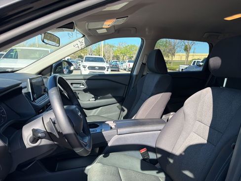 Used 2025 Nissan Rogue SV image 6