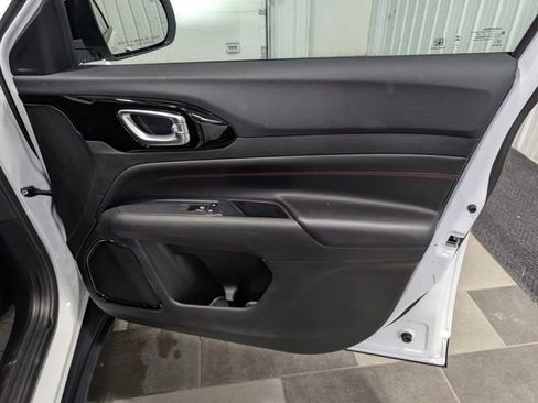 Used 2025 Jeep Compass Trailhawk image 25