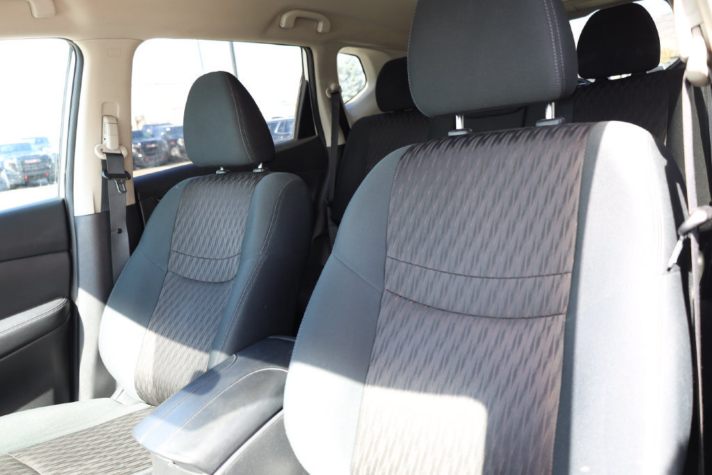 Used 2018 Nissan Rogue SV FWD image 16