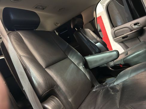 Used 2010 Cadillac Escalade Luxury AWD/4WD image 26