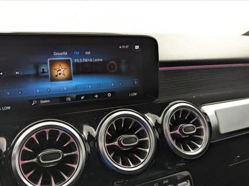 Used 2023 Mercedes-Benz GLB 250 4MATIC w/ Premium Package image 31