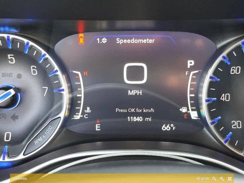 Used 2025 Chrysler Pacifica Select image 18