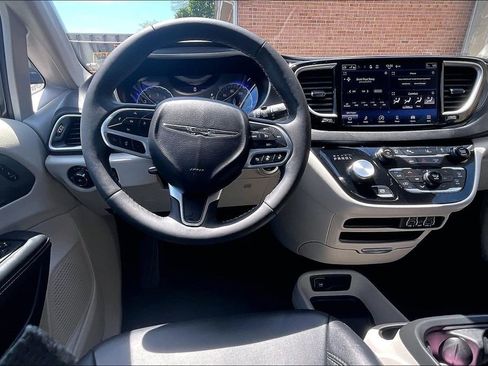 Used 2024 Chrysler Pacifica Touring-L FWD image 5