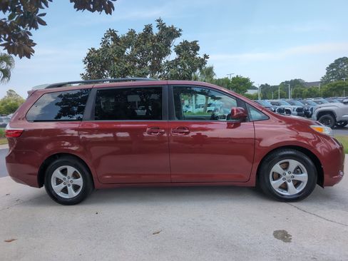 Used 2015 Toyota Sienna LE FWD image 11
