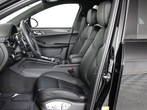 Certified 2026 Porsche Macan AWD/4WD image 5