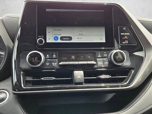 Used 2025 Toyota Highlander LE FWD image 13