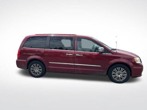 Used 2014 Chrysler Town & Country Touring-L w/ Driver Convenience Group FWD image 2