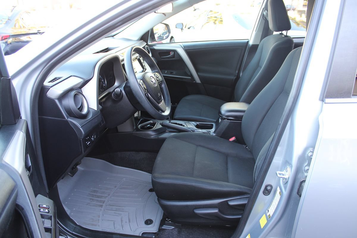 Used 2018 Toyota RAV4 LE FWD image 17