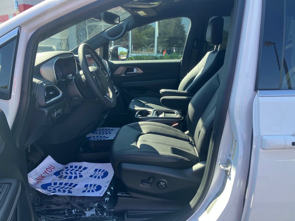 New 2027 Chrysler Pacifica Select FWD image 9