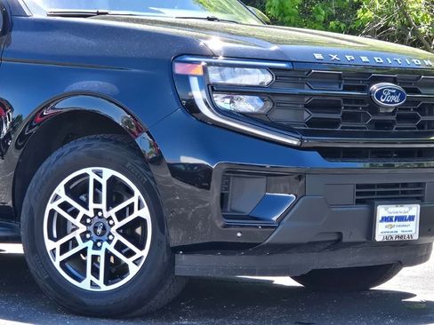 Used 2025 Ford Expedition Active AWD/4WD image 3