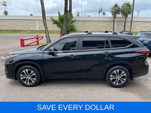 Used 2023 Toyota Highlander XLE FWD image 3