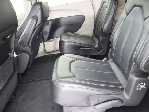 Used 2024 Chrysler Pacifica Touring-L FWD image 9