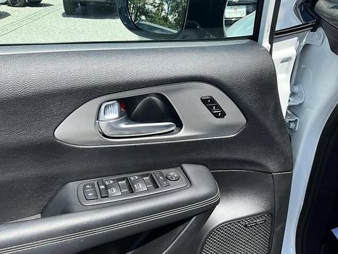 Used 2024 Chrysler Pacifica Limited w/ Uconnect Theater Family Group FWD image 12