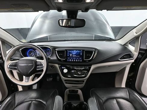 Used 2018 Chrysler Pacifica Limited FWD image 26