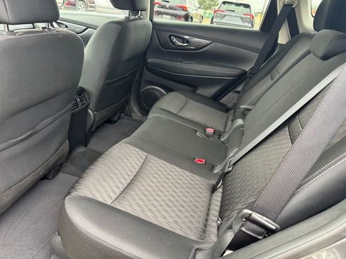 Used 2018 Nissan Rogue SV w/ Premium Package image 4